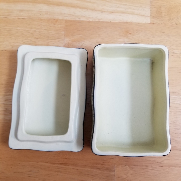 #1134 Preowned Hand-Painted Cherry Ceramic Box - Picture 10 of 12